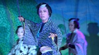 舞台上で見得を切る藤井隆さんⓒABCテレビ