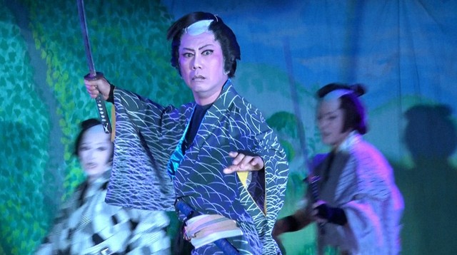 舞台上で見得を切る藤井隆さんⓒABCテレビ