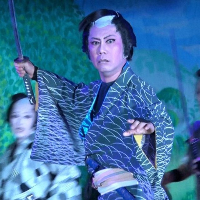 舞台上で見得を切る藤井隆さんⓒABCテレビ