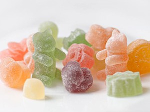 仕事に「温かさ」が欲しいから、私はグミの包装紙にメッセージを書く