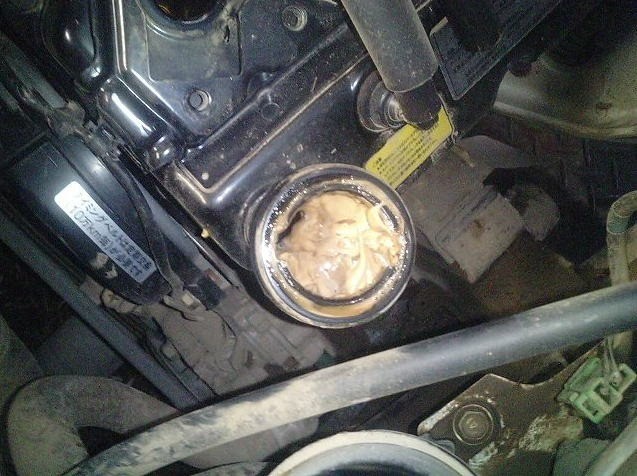 オイル注入口に付着した、乳化したオイル（今回の問い合わせとは別の車両で撮影したもの）／チームMHO 自動車整備士（@teammho）さん提供