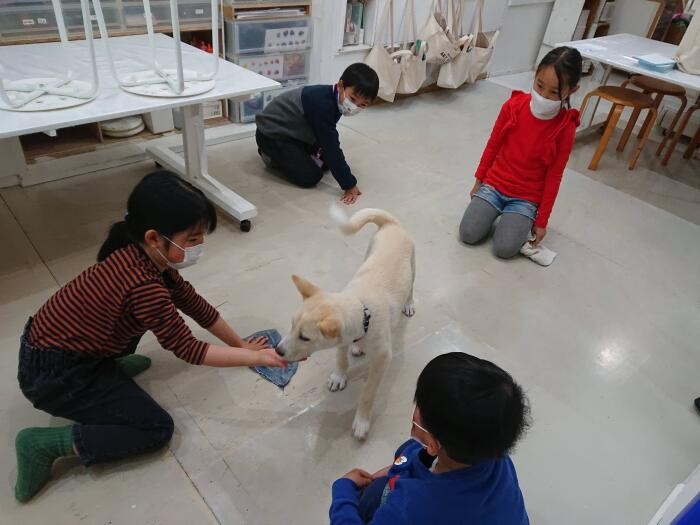 教室のお掃除。「僕がぞうきんかけしてあげるから貸して」（鈴木先生提供）