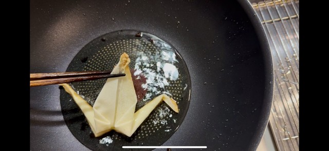 春巻き折り鶴をあげている様子（提供：風虱虱虱虱さん）