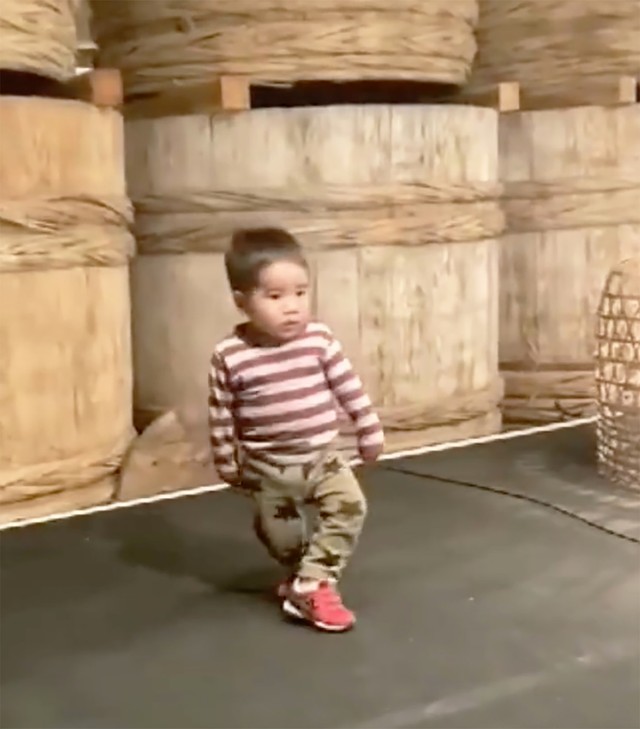 2歳の頃、酒蔵祭りの打ち上げで。「ビートたけしのモノマネのようですが本人はマイケルのつもり。今ではずいぶん細かい動きができるようになって、大きくなったなぁ、とマイケルのダンスで我が子の成長を定点観測しています」（画像：重松さんインスタグラムより）