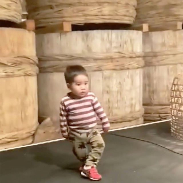 2歳の頃、酒蔵祭りの打ち上げで。「ビートたけしのモノマネのようですが本人はマイケルのつもり。今ではずいぶん細かい動きができるようになって、大きくなったなぁ、とマイケルのダンスで我が子の成長を定点観測しています」（画像：重松さんインスタグラムより）