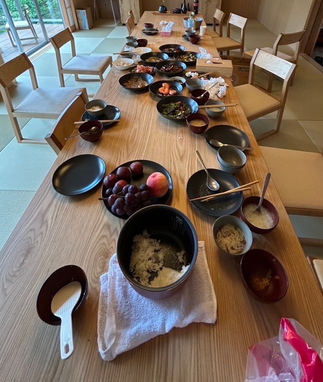 食べ残し…「オープン1カ月でこの状態に」（鈴木さん提供）