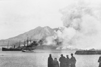 桜島西部を流下中の溶岩流。大正噴火は大隅半島と桜島とが溶岩でつながる歴史的な大噴火となった＝1914年1月16日午後3時頃、鹿児島県立博物館提供