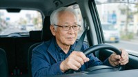 車を運転する高齢男性※画像はイメージです（Blue Studio/stock.adobe.com）