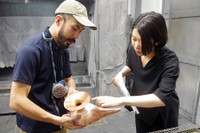 「吉田着色」代表の吉田忠司さん（左）と別所由加さん