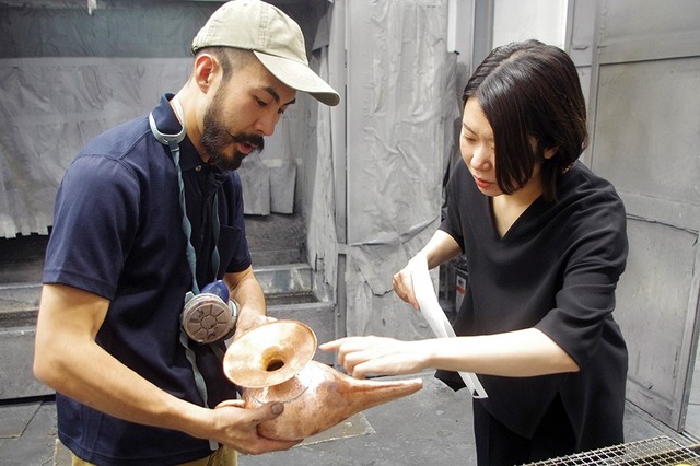 「吉田着色」代表の吉田忠司さん（左）と別所由加さん