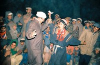 1989年冬、パキスタン北西部のカラーシャの谷で、踊りに参加する和田晶子さん（中央右）＝本人提供