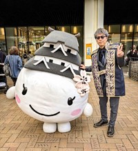姫路市のイメージキャラクター「しろまるひめ」と仲良くツーショットで写真に納まる田村淳さん