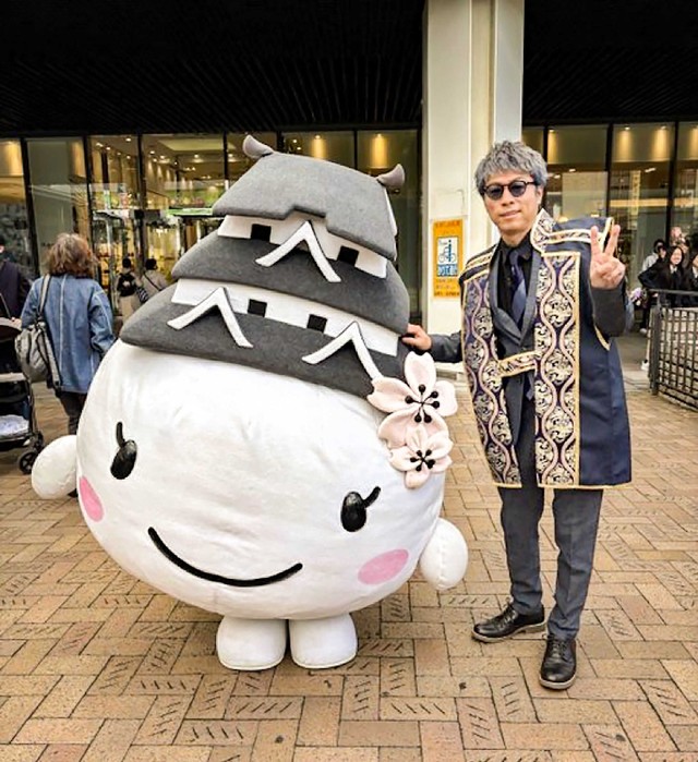 姫路市のイメージキャラクター「しろまるひめ」と仲良くツーショットで写真に納まる田村淳さん