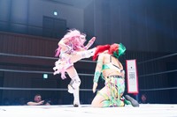 水森由菜を攻める中野たむ＝２３年９・２９「NEW BLOOD11」品川大会よりⓒSTARDOM