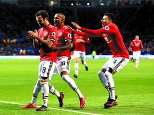 億万長者サッカー選手の社会貢献　ライバルもピッチ外で協力