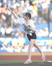 始球式を務めた新谷姫加＝ZOZOマリンスタジアム
