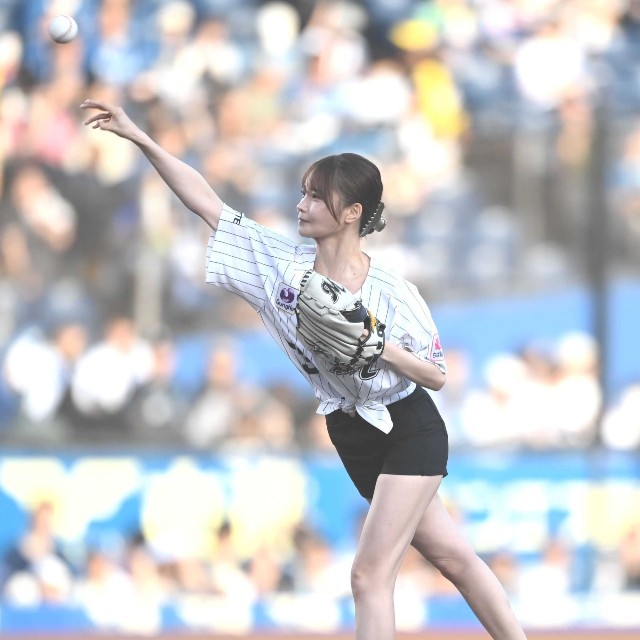 始球式を務めた新谷姫加＝ZOZOマリンスタジアム