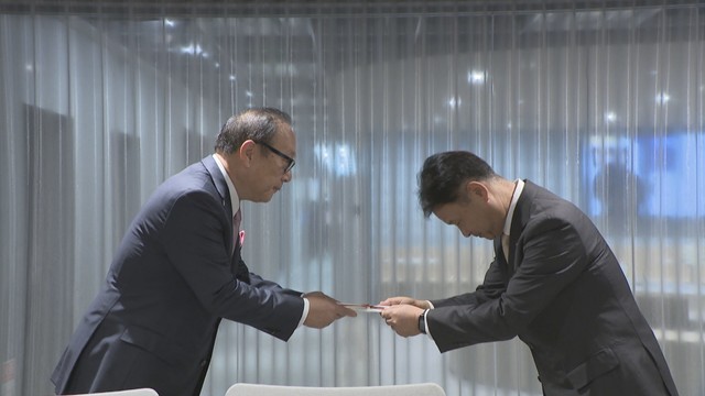 KSB岡山本社を訪れ、寄付金25万円を手渡す千原行喜理事長(左)