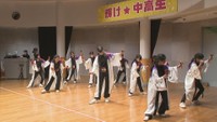 中学生がダンスを披露