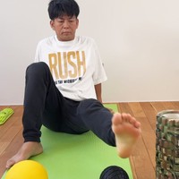 自宅での自主トレ。段差を付けた障害物を倒さないように、足を動かします（提供：カポエイラ指導者 石川富山マッチCM Matte leaoインスタグラムより）
