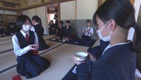 小学生が高校生とお茶会や和菓子作りを体験