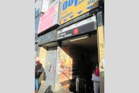 ニューヨークで泊まったホテル最寄りの地下鉄入り口。英語よりスペイン語が多く聞こえてきた=2025年10月、福田宏樹撮影