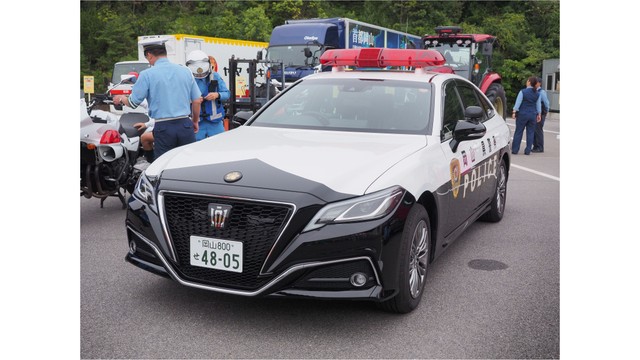 人気車両・パトカー（提供：おもちゃ王国）