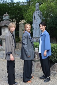 栗塚旭さんが寄進した観音像の前に笹森裕貴、岡宮来夢、岐州匠（左から）＝京都・壬生寺