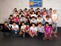 10周年記念イベントを行ったＤ―ＢＯＹＳ（２列目左から）西井幸人=2014年