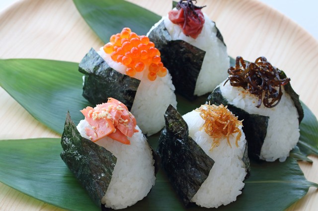 ツナ・昆布など「加熱済みの具」のおにぎりは持ち込み可能※画像はイメージです（nana77777/stock.adobe.com）
