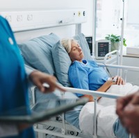 病室で話す看護師たち　※画像はイメージです（Azeemud25/peopleimages.com/stock.adobe.com）