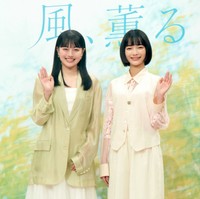 笑顔で撮影に応じる上坂樹里（左）と見上愛＝東京・ＮＨＫ