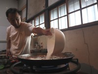 パエリアを調理中の植月さん