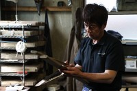 包丁を研ぐために必要な素材を吟味する増谷さん＝林敏行撮影