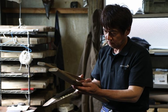 包丁を研ぐために必要な素材を吟味する増谷さん＝林敏行撮影