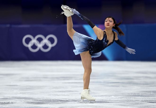 OLYMPICS/ Japan’s Sakamoto boosts team to second place in figure skating team event