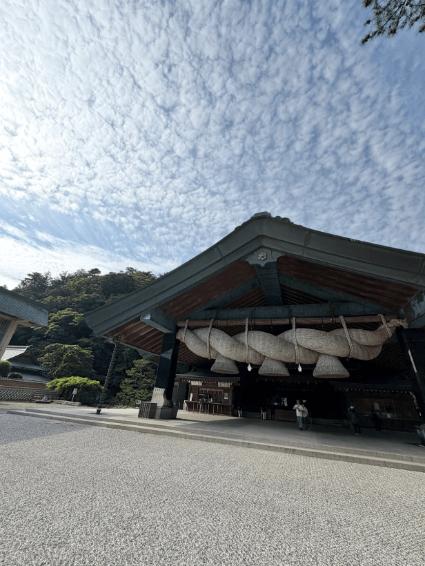 神楽殿の大しめ縄は想像通りの迫力…／事務員Gさん（@ZimuinG）提供