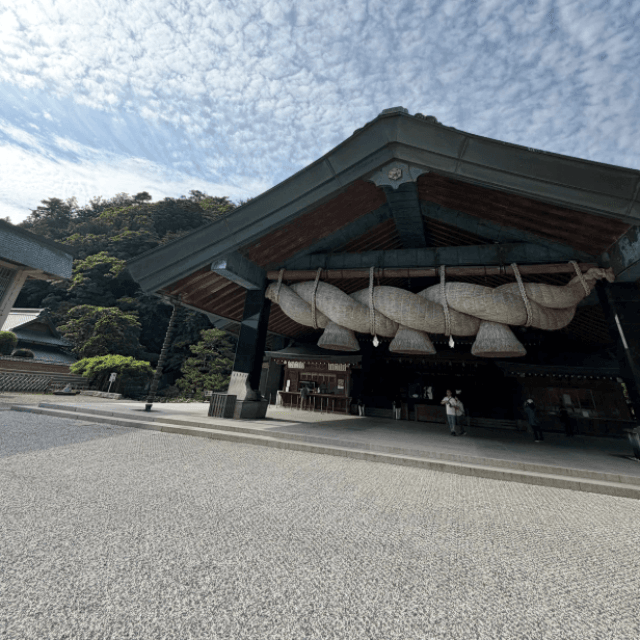 神楽殿の大しめ縄は想像通りの迫力…／事務員Gさん（@ZimuinG）提供