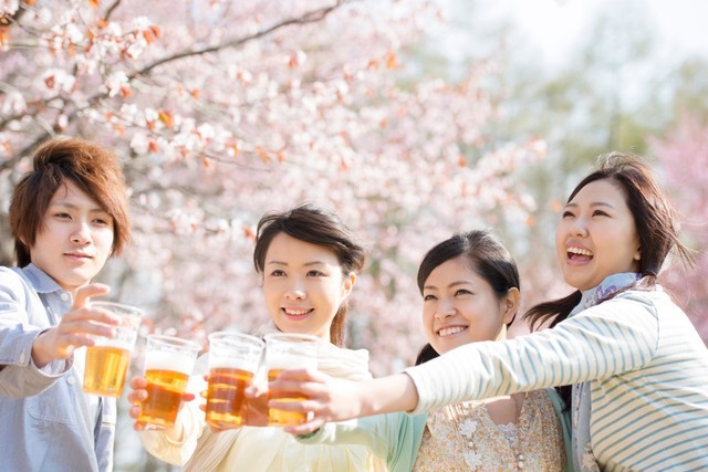 お花見の場所取りの経験はある？　※画像はイメージです（ohayou!/stock.adobe.com）