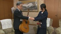 丸亀城の石垣復興へ…小学生エレキギタリストがライブで集めた募金を市長に　香川