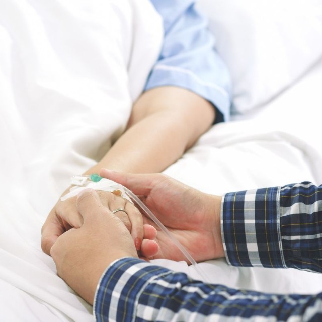 患者の手を取る家族※画像はイメージです （AePatt Journey/stock.adobe.com）