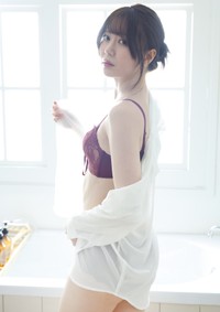 プロ雀士・東城りお、初のフォトエッセイ『Sai:』