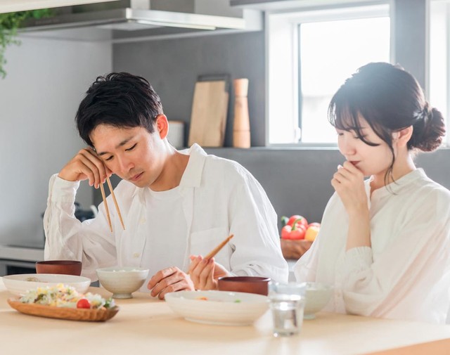 すぐに「母さんのほうが…」と自分の母親と比較してくるマザコン夫　※画像はイメージです（buritora/stock.adobe.com）