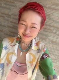 赤髪のボウズから少し伸びたヘアスタイルで、可愛らしい表情を見せる／Skyさん（@sky__art666）提供
