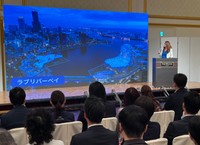 高雄市の魅力を大阪の観光業関係者らにプレゼンする高閔琳局長＝大阪市内