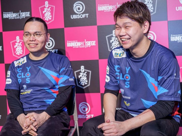 インタビューに笑顔で答えるXQQコーチ、Ayagator選手