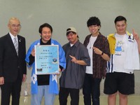 「かつしか観光大使」任命式に出席した（左から）青木克徳区長、シルクロード、ザカオ、マサイ、ンダホ