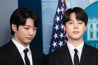 米ホワイトハウスの定例会見に参加するBTSのJUNG KOOKさんとJIMINさん