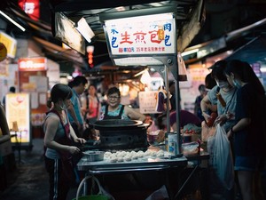台湾の夜市の風景。一見「台湾らしい」景色のように見えるが、「台湾らしさ」とはこの写真だけでは表せない複雑さを持っている。（写真はすべて著者撮影）