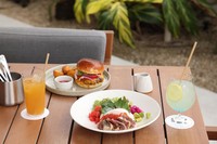 LDKバーガー、宮崎カツオのポキライス（各2200円）ランチはドリンク付